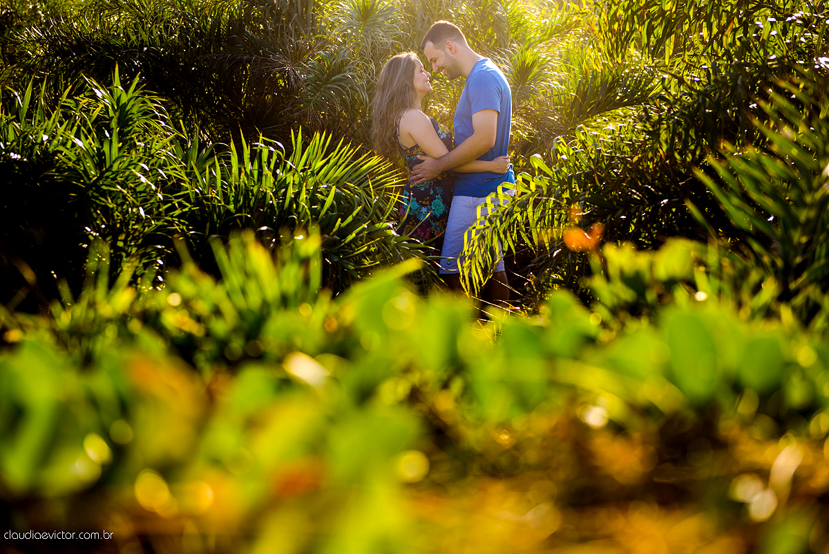 fotografos de Vila Velha fotografos de Vitória fotografos de Serra ES claudia e victor fotografias. Fotografam ensaio pre wedding Noivos feliz se preparando para o casamento no ensaio teve por do sol lindo e fotos espontâneas