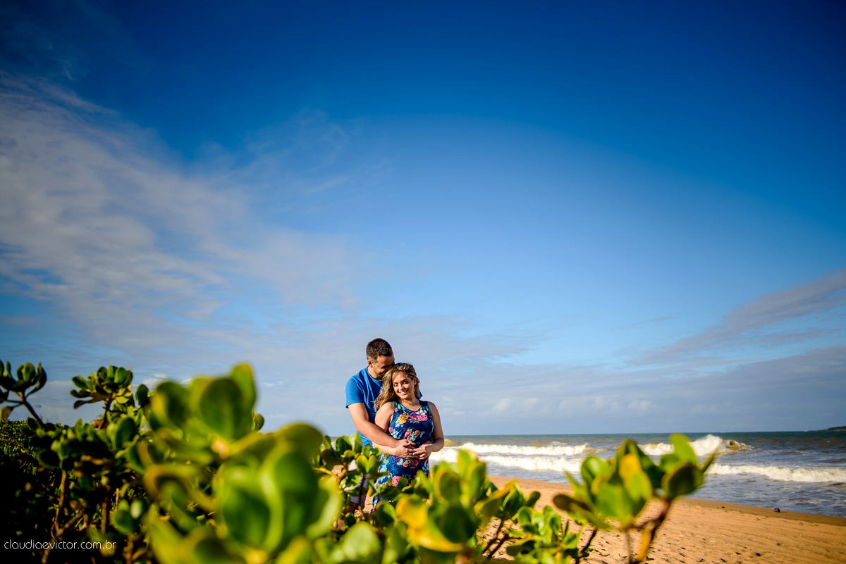 fotografos de Vila Velha fotografos de Vitória fotografos de Serra ES claudia e victor fotografias. Fotografam ensaio pre wedding Noivos feliz se preparando para o casamento no ensaio teve por do sol lindo e fotos espontâneas