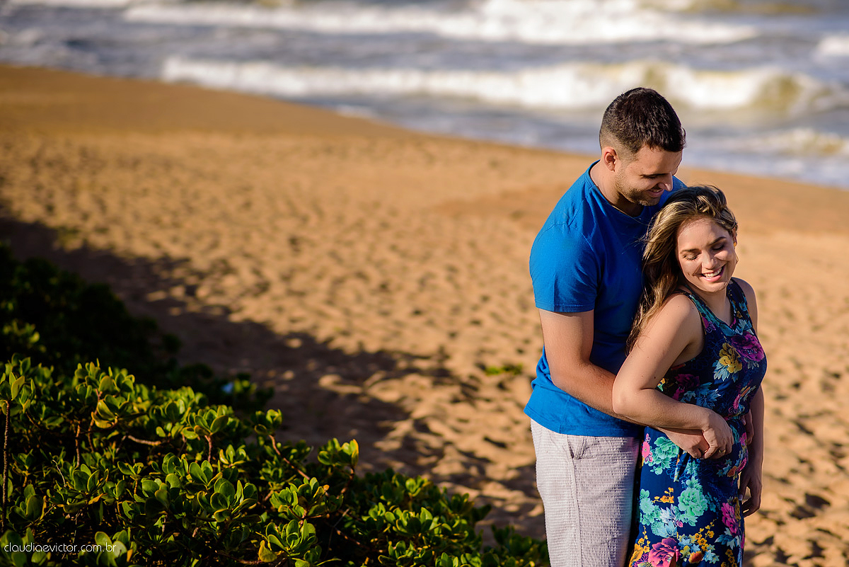 fotografos de Vila Velha fotografos de Vitória fotografos de Serra ES claudia e victor fotografias. Fotografam ensaio pre wedding Noivos feliz se preparando para o casamento no ensaio teve por do sol lindo e fotos espontâneas