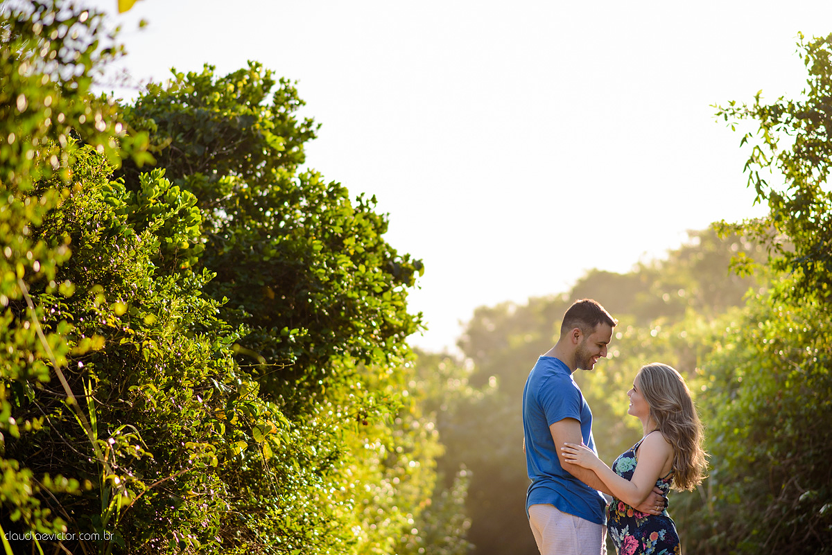fotografos de Vila Velha fotografos de Vitória fotografos de Serra ES claudia e victor fotografias. Fotografam ensaio pre wedding Noivos feliz se preparando para o casamento no ensaio teve por do sol lindo e fotos espontâneas