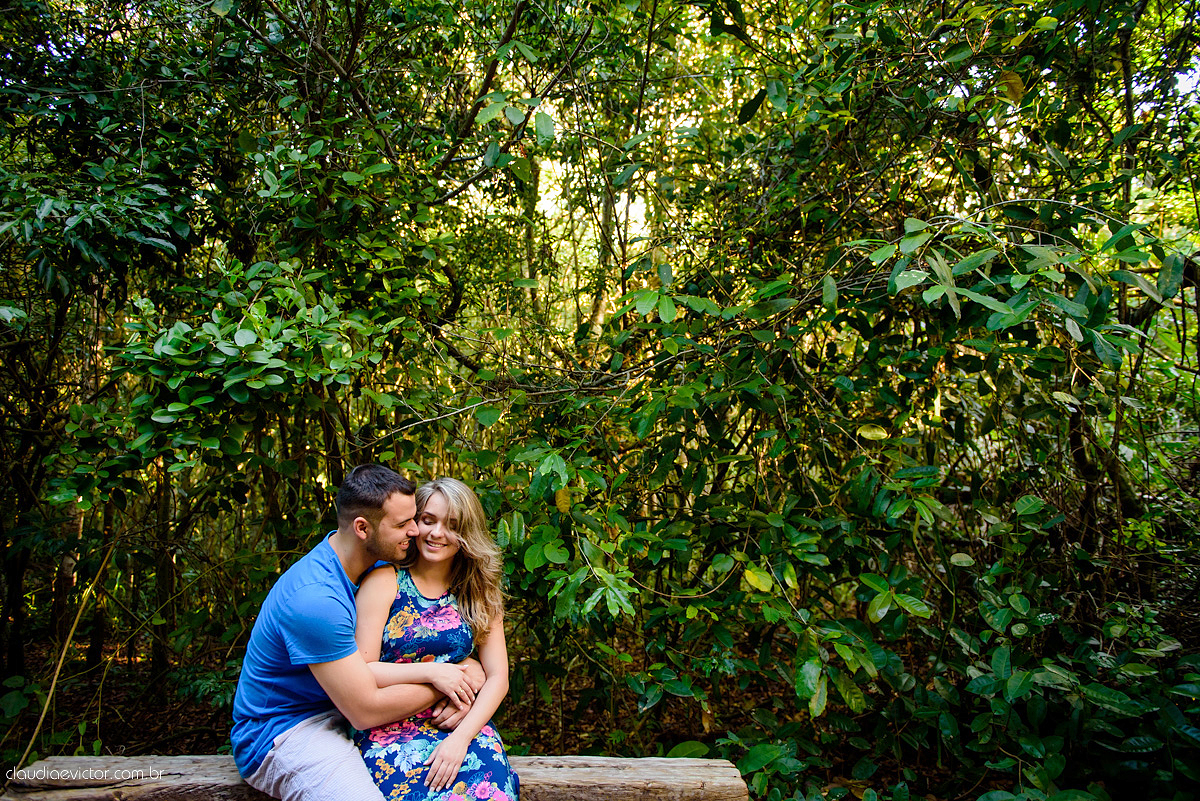 fotografos de Vila Velha fotografos de Vitória fotografos de Serra ES claudia e victor fotografias. Fotografam ensaio pre wedding Noivos feliz se preparando para o casamento no ensaio teve por do sol lindo e fotos espontâneas