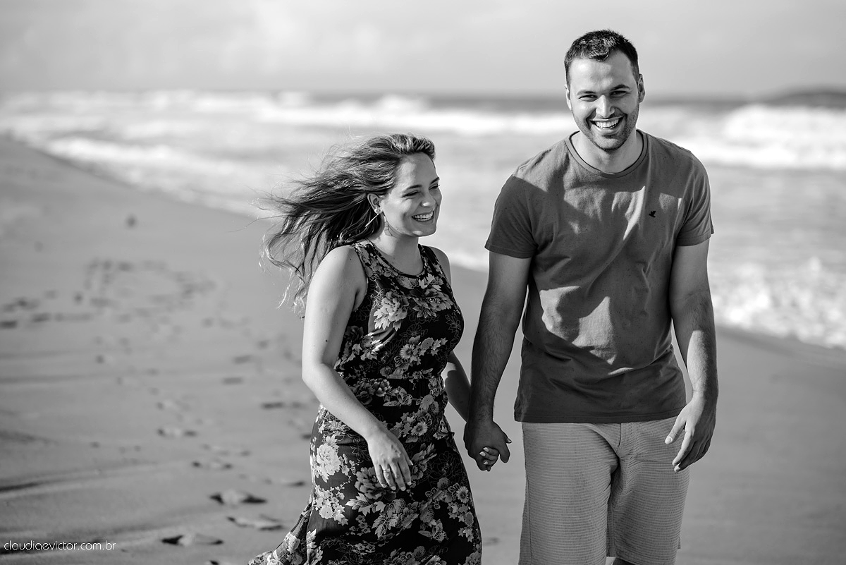 fotografos de Vila Velha fotografos de Vitória fotografos de Serra ES claudia e victor fotografias. Fotografam ensaio pre wedding Noivos feliz se preparando para o casamento no ensaio teve por do sol lindo e fotos espontâneas