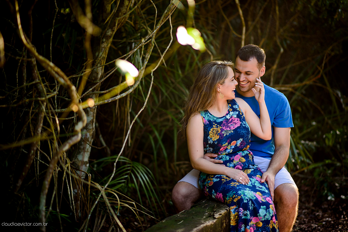 fotografos de Vila Velha fotografos de Vitória fotografos de Serra ES claudia e victor fotografias. Fotografam ensaio pre wedding Noivos feliz se preparando para o casamento no ensaio teve por do sol lindo e fotos espontâneas