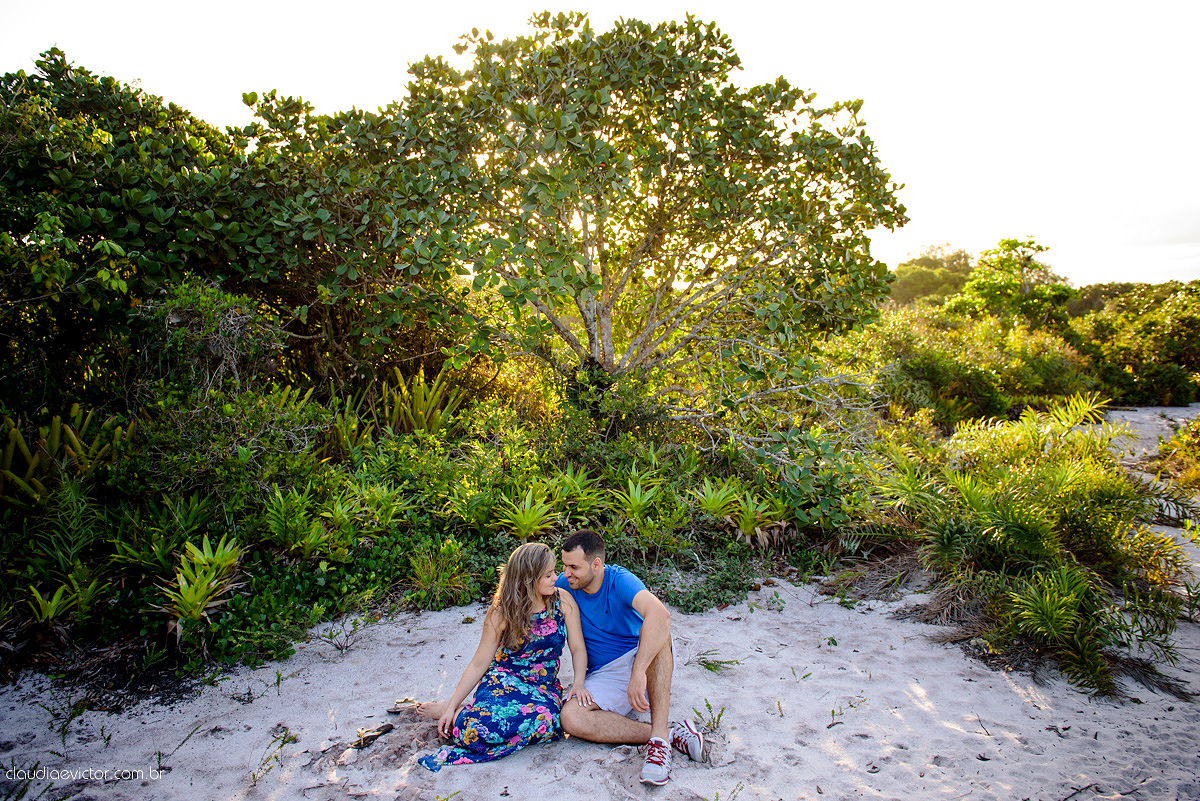 fotografos de Vila Velha fotografos de Vitória fotografos de Serra ES claudia e victor fotografias. Fotografam ensaio pre wedding Noivos feliz se preparando para o casamento no ensaio teve por do sol lindo e fotos espontâneas