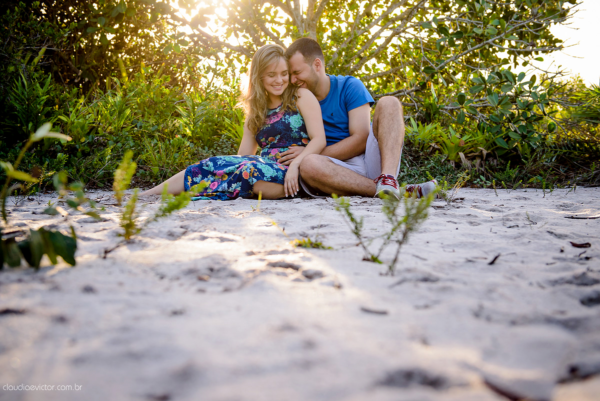 fotografos de Vila Velha fotografos de Vitória fotografos de Serra ES claudia e victor fotografias. Fotografam ensaio pre wedding Noivos feliz se preparando para o casamento no ensaio teve por do sol lindo e fotos espontâneas