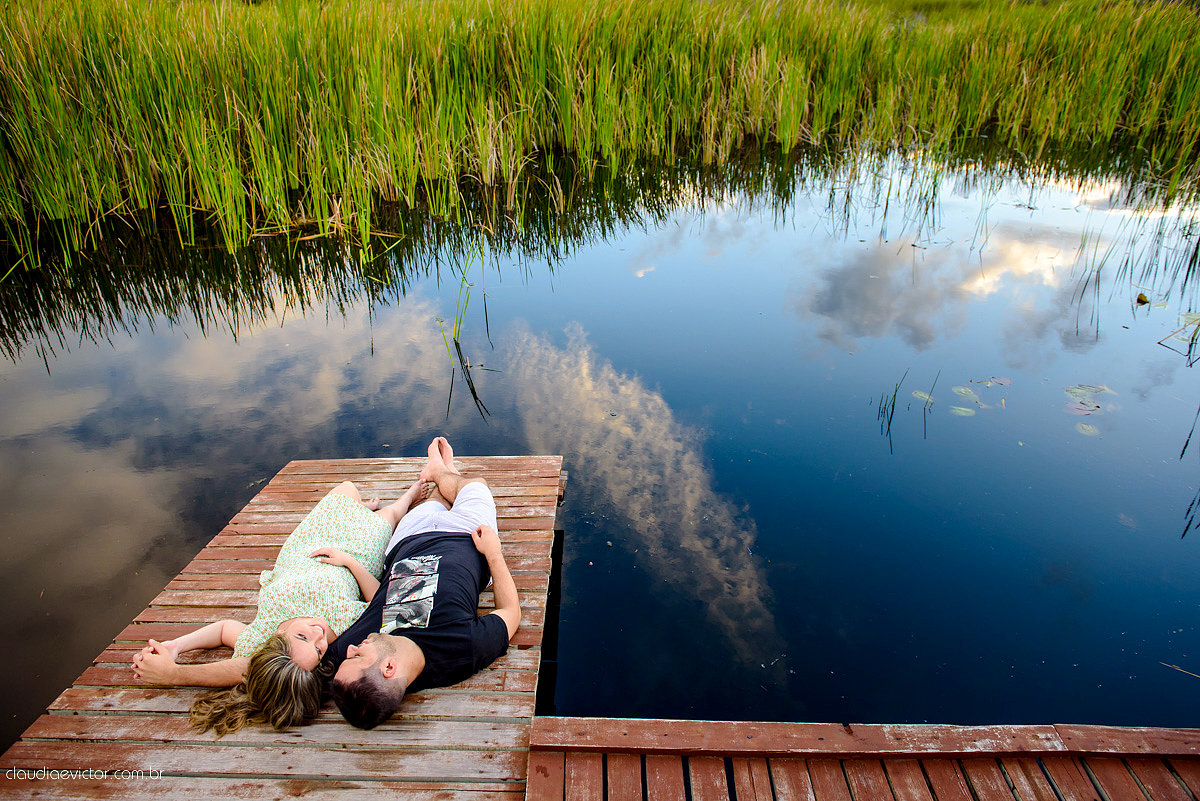 fotografos de Vila Velha fotografos de Vitória fotografos de Serra ES claudia e victor fotografias. Fotografam ensaio pre wedding Noivos feliz se preparando para o casamento no ensaio teve por do sol lindo e fotos espontâneas