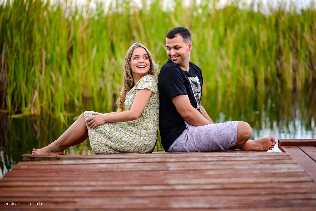 fotografos de Vila Velha fotografos de Vitória fotografos de Serra ES claudia e victor fotografias. Fotografam ensaio pre wedding Noivos feliz se preparando para o casamento no ensaio teve por do sol lindo e fotos espontâneas