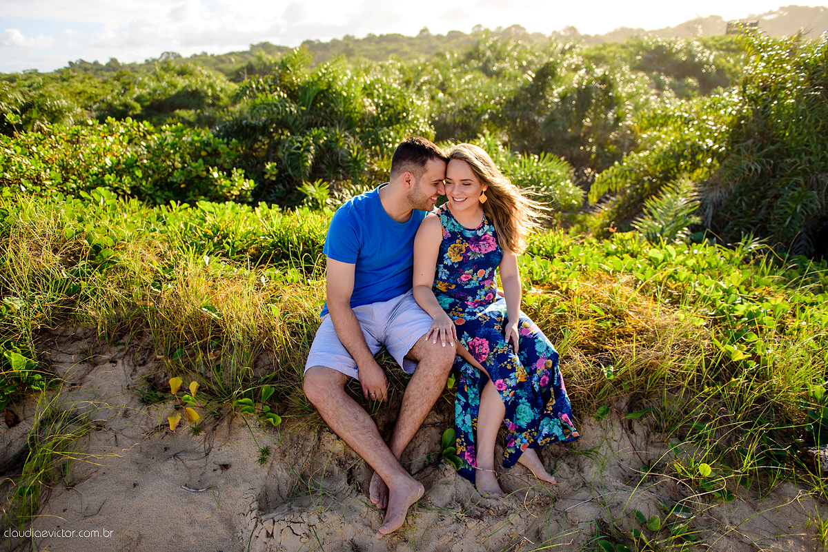 fotografos de Vila Velha fotografos de Vitória fotografos de Serra ES claudia e victor fotografias. Fotografam ensaio pre wedding Noivos feliz se preparando para o casamento no ensaio teve por do sol lindo e fotos espontâneas
