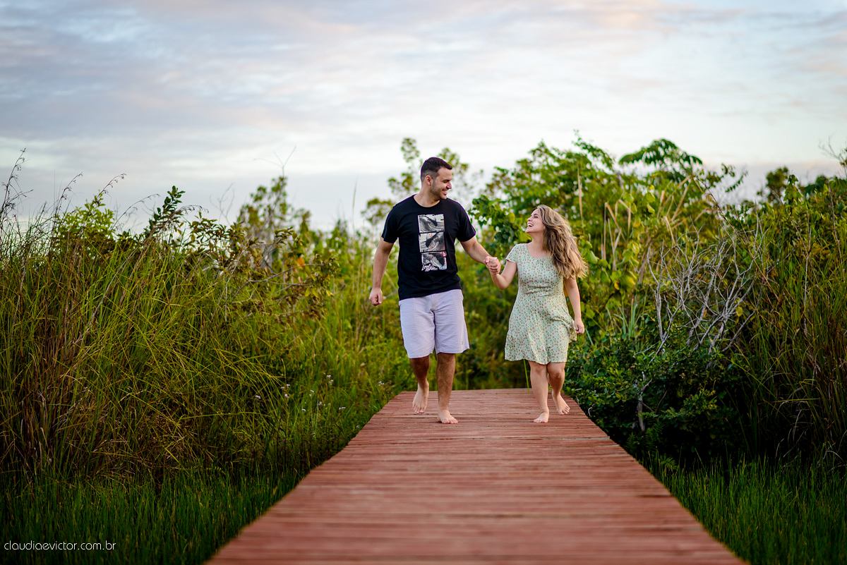 fotografos de Vila Velha fotografos de Vitória fotografos de Serra ES claudia e victor fotografias. Fotografam ensaio pre wedding Noivos feliz se preparando para o casamento no ensaio teve por do sol lindo e fotos espontâneas