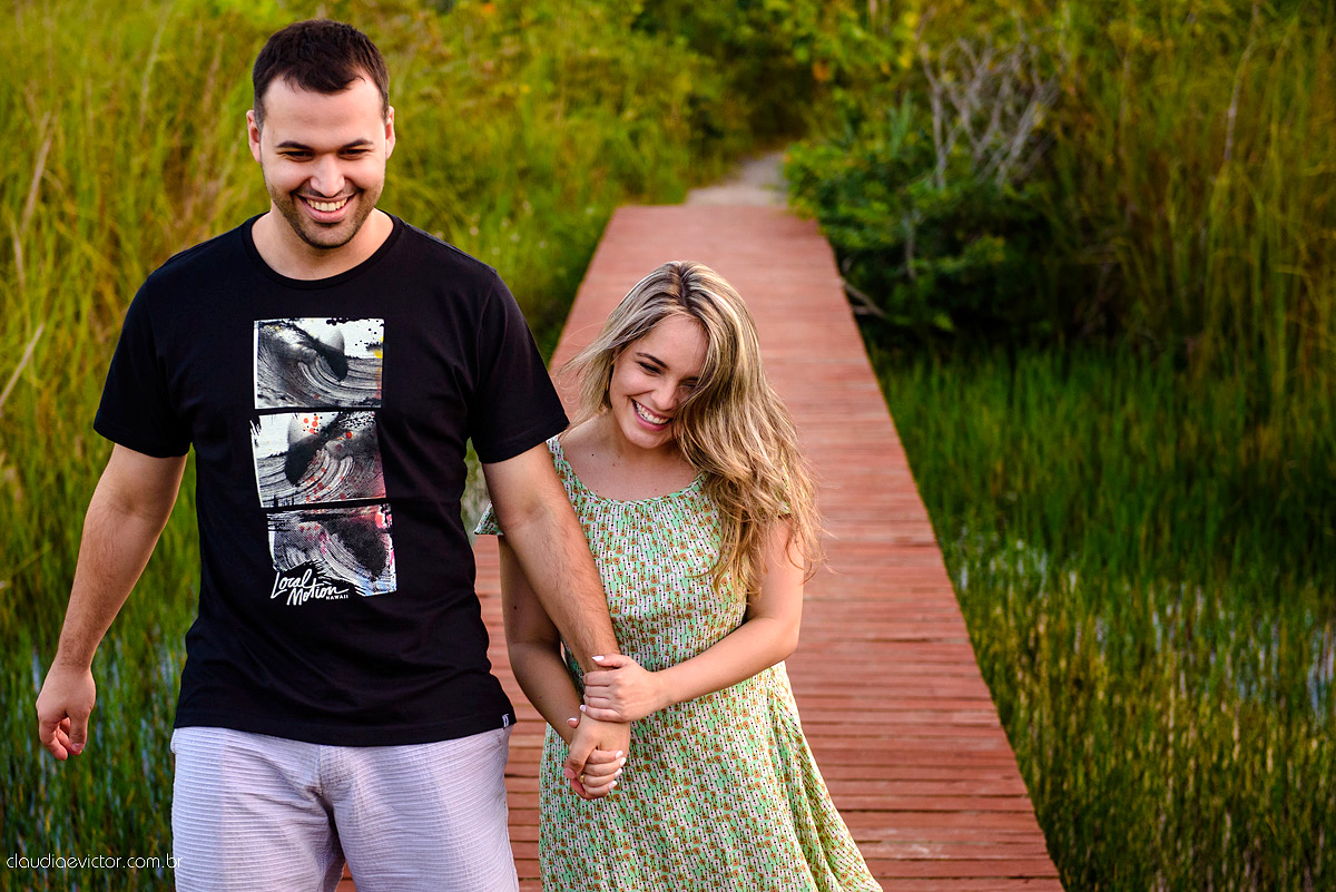 fotografos de Vila Velha fotografos de Vitória fotografos de Serra ES claudia e victor fotografias. Fotografam ensaio pre wedding Noivos feliz se preparando para o casamento no ensaio teve por do sol lindo e fotos espontâneas