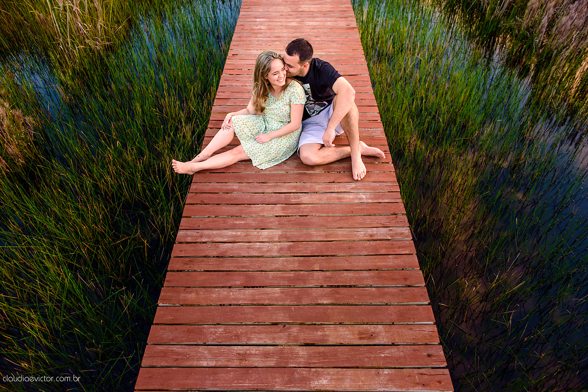 fotografos de Vila Velha fotografos de Vitória fotografos de Serra ES claudia e victor fotografias. Fotografam ensaio pre wedding Noivos feliz se preparando para o casamento no ensaio teve por do sol lindo e fotos espontâneas