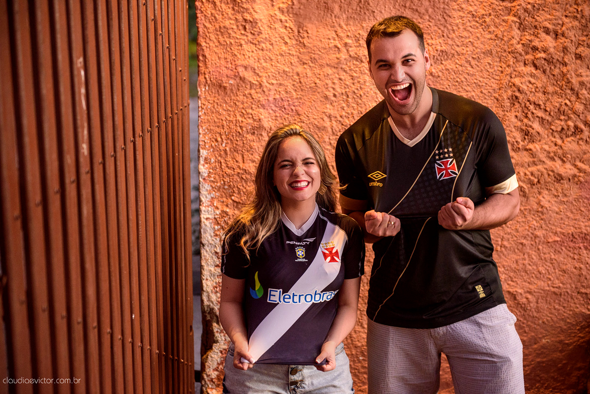 fotografos de Vila Velha fotografos de Vitória fotografos de Serra ES claudia e victor fotografias. Fotografam ensaio pre wedding Noivos feliz se preparando para o casamento no ensaio teve por do sol lindo e fotos espontâneas