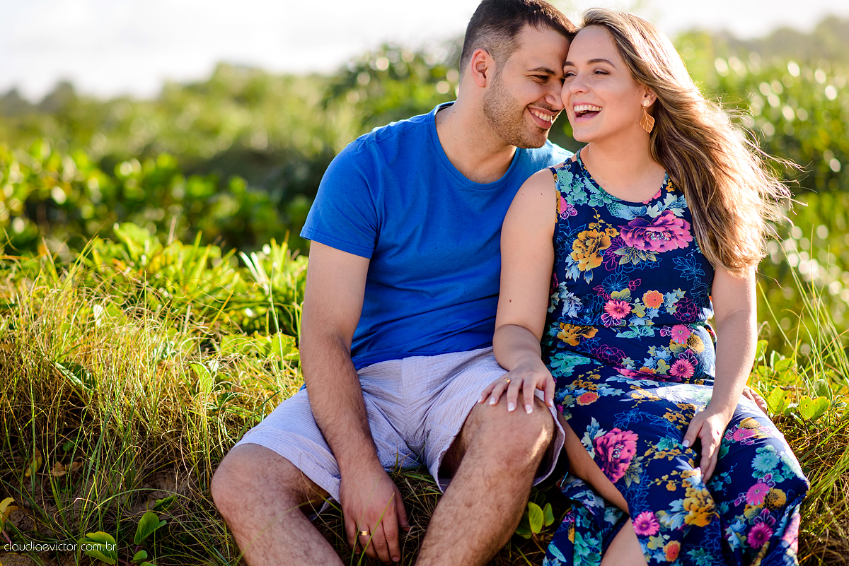 fotografos de Vila Velha fotografos de Vitória fotografos de Serra ES claudia e victor fotografias. Fotografam ensaio pre wedding Noivos feliz se preparando para o casamento no ensaio teve por do sol lindo e fotos espontâneas