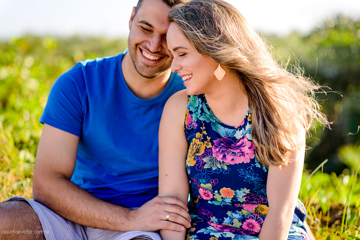 fotografos de Vila Velha fotografos de Vitória fotografos de Serra ES claudia e victor fotografias. Fotografam ensaio pre wedding Noivos feliz se preparando para o casamento no ensaio teve por do sol lindo e fotos espontâneas