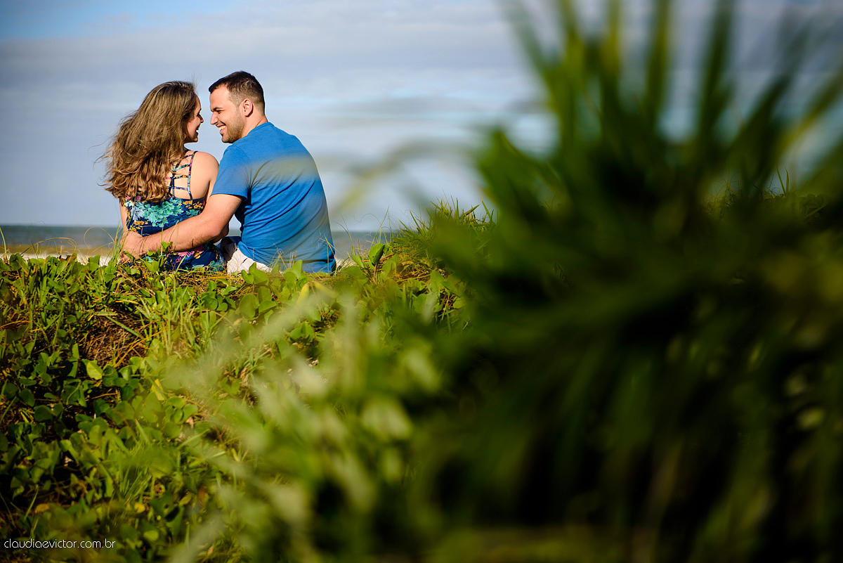 fotografos de Vila Velha fotografos de Vitória fotografos de Serra ES claudia e victor fotografias. Fotografam ensaio pre wedding Noivos feliz se preparando para o casamento no ensaio teve por do sol lindo e fotos espontâneas