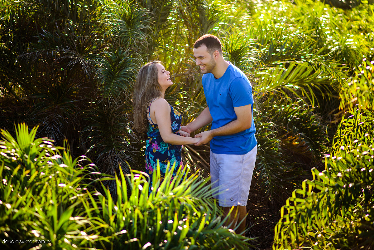 fotografos de Vila Velha fotografos de Vitória fotografos de Serra ES claudia e victor fotografias. Fotografam ensaio pre wedding Noivos feliz se preparando para o casamento no ensaio teve por do sol lindo e fotos espontâneas