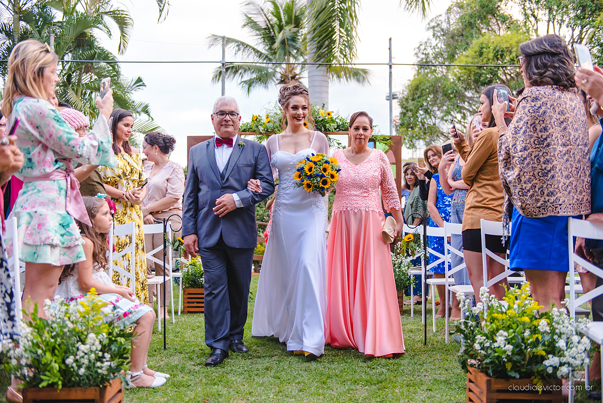 Lindo casamento realizado de dia num sítio com primeiro beijo vestido de noiva e noivo e noiva com pulo na piscina realizado por fotógrafos de casamento de Vila Velha fotógrafos de casamento de Vitória fotógrafos de casamento de Serra espirito santo ES