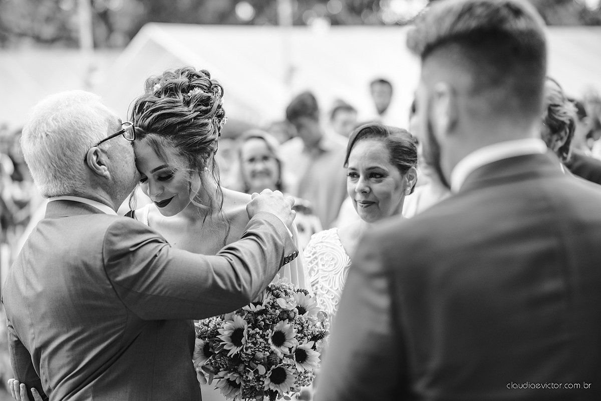 Lindo casamento realizado de dia num sítio com primeiro beijo vestido de noiva e noivo e noiva com pulo na piscina realizado por fotógrafos de casamento de Vila Velha fotógrafos de casamento de Vitória fotógrafos de casamento de Serra espirito santo ES