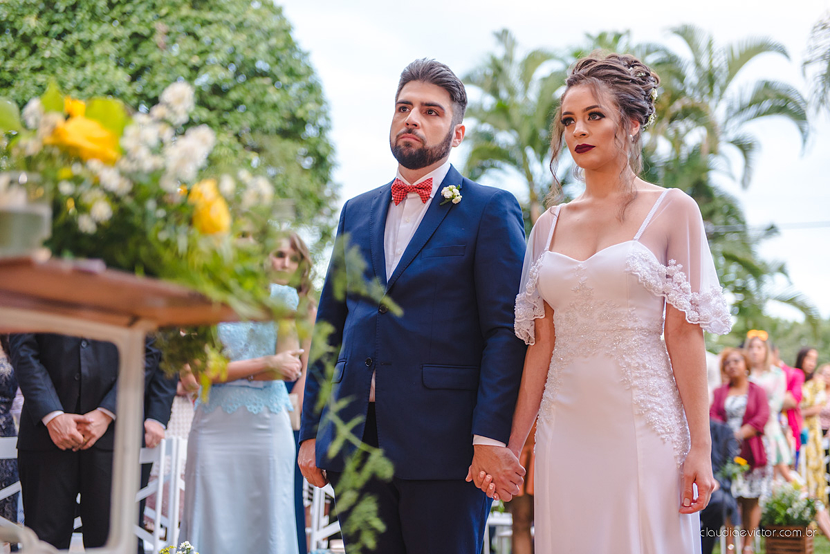 Lindo casamento realizado de dia num sítio com primeiro beijo vestido de noiva e noivo e noiva com pulo na piscina realizado por fotógrafos de casamento de Vila Velha fotógrafos de casamento de Vitória fotógrafos de casamento de Serra espirito santo ES