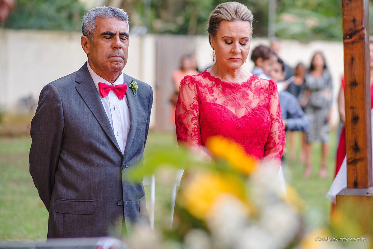 Lindo casamento realizado de dia num sítio com primeiro beijo vestido de noiva e noivo e noiva com pulo na piscina realizado por fotógrafos de casamento de Vila Velha fotógrafos de casamento de Vitória fotógrafos de casamento de Serra espirito santo ES