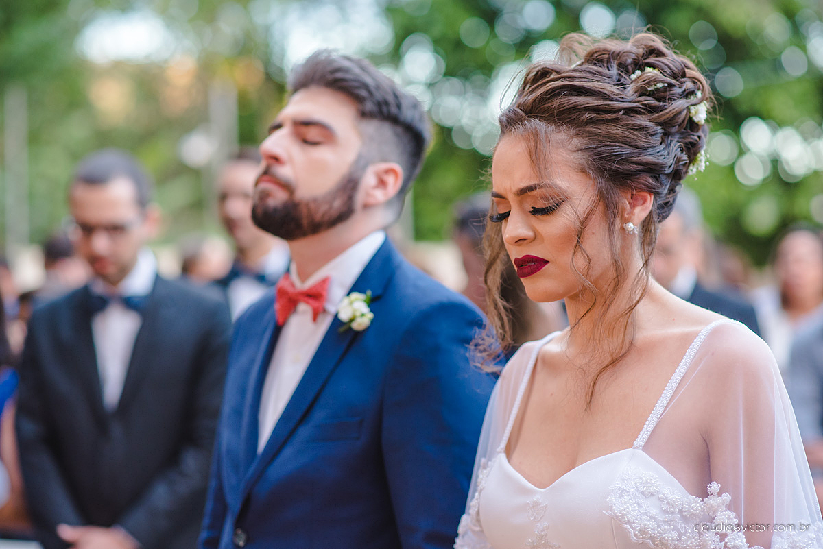 Lindo casamento realizado de dia num sítio com primeiro beijo vestido de noiva e noivo e noiva com pulo na piscina realizado por fotógrafos de casamento de Vila Velha fotógrafos de casamento de Vitória fotógrafos de casamento de Serra espirito santo ES