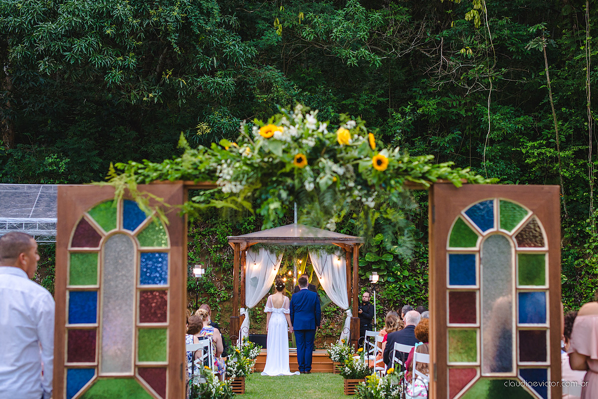 Lindo casamento realizado de dia num sítio com primeiro beijo vestido de noiva e noivo e noiva com pulo na piscina realizado por fotógrafos de casamento de Vila Velha fotógrafos de casamento de Vitória fotógrafos de casamento de Serra espirito santo ES