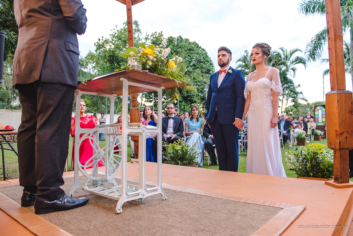 Lindo casamento realizado de dia num sítio com primeiro beijo vestido de noiva e noivo e noiva com pulo na piscina realizado por fotógrafos de casamento de Vila Velha fotógrafos de casamento de Vitória fotógrafos de casamento de Serra espirito santo ES