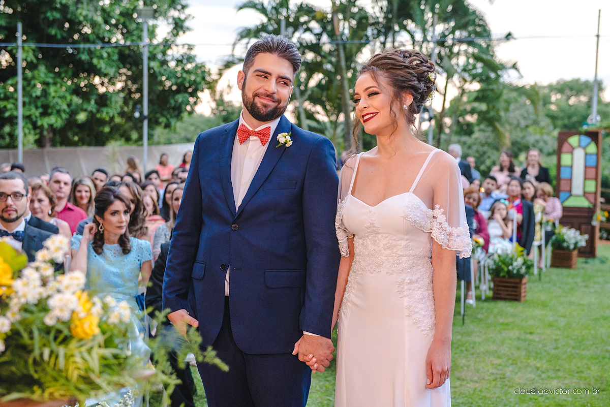 Lindo casamento realizado de dia num sítio com primeiro beijo vestido de noiva e noivo e noiva com pulo na piscina realizado por fotógrafos de casamento de Vila Velha fotógrafos de casamento de Vitória fotógrafos de casamento de Serra espirito santo ES