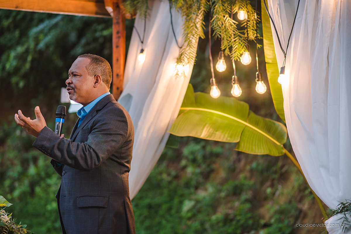 Lindo casamento realizado de dia num sítio com primeiro beijo vestido de noiva e noivo e noiva com pulo na piscina realizado por fotógrafos de casamento de Vila Velha fotógrafos de casamento de Vitória fotógrafos de casamento de Serra espirito santo ES