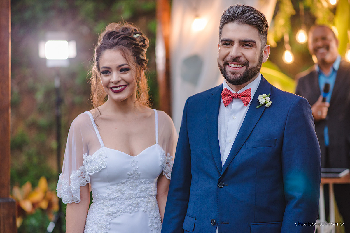 Lindo casamento realizado de dia num sítio com primeiro beijo vestido de noiva e noivo e noiva com pulo na piscina realizado por fotógrafos de casamento de Vila Velha fotógrafos de casamento de Vitória fotógrafos de casamento de Serra espirito santo ES