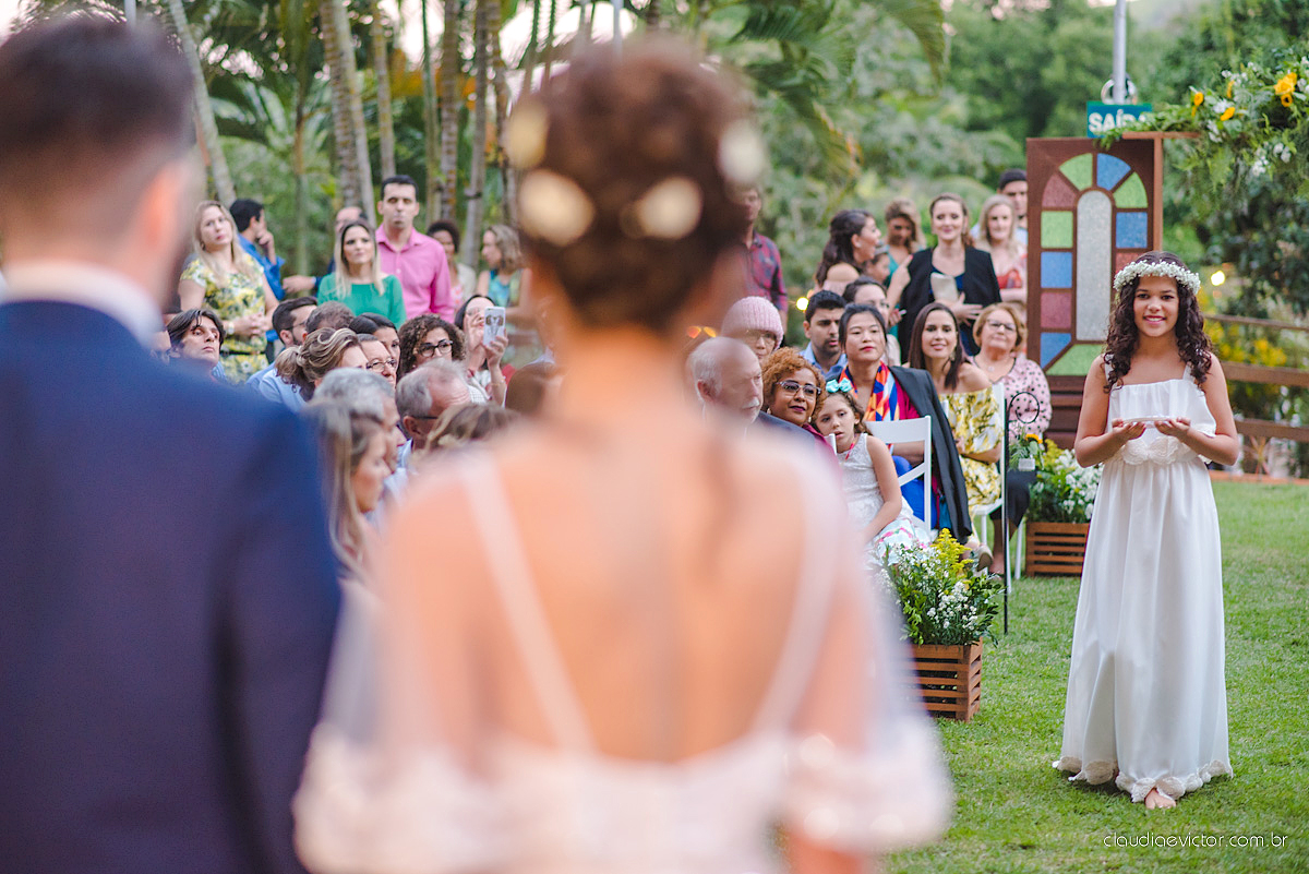 Lindo casamento realizado de dia num sítio com primeiro beijo vestido de noiva e noivo e noiva com pulo na piscina realizado por fotógrafos de casamento de Vila Velha fotógrafos de casamento de Vitória fotógrafos de casamento de Serra espirito santo ES