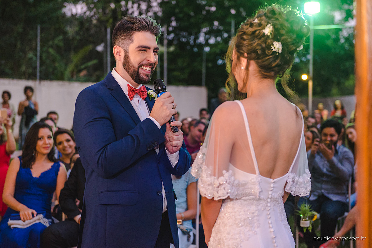 Lindo casamento realizado de dia num sítio com primeiro beijo vestido de noiva e noivo e noiva com pulo na piscina realizado por fotógrafos de casamento de Vila Velha fotógrafos de casamento de Vitória fotógrafos de casamento de Serra espirito santo ES