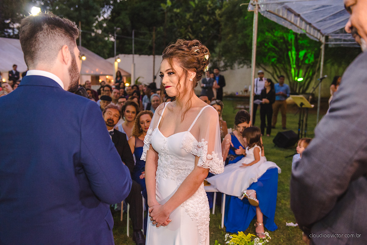 Lindo casamento realizado de dia num sítio com primeiro beijo vestido de noiva e noivo e noiva com pulo na piscina realizado por fotógrafos de casamento de Vila Velha fotógrafos de casamento de Vitória fotógrafos de casamento de Serra espirito santo ES