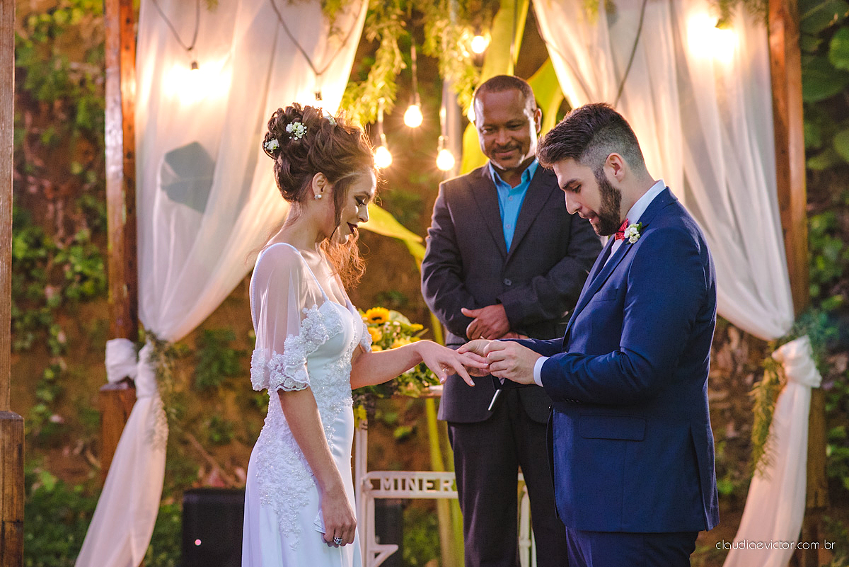 Lindo casamento realizado de dia num sítio com primeiro beijo vestido de noiva e noivo e noiva com pulo na piscina realizado por fotógrafos de casamento de Vila Velha fotógrafos de casamento de Vitória fotógrafos de casamento de Serra espirito santo ES