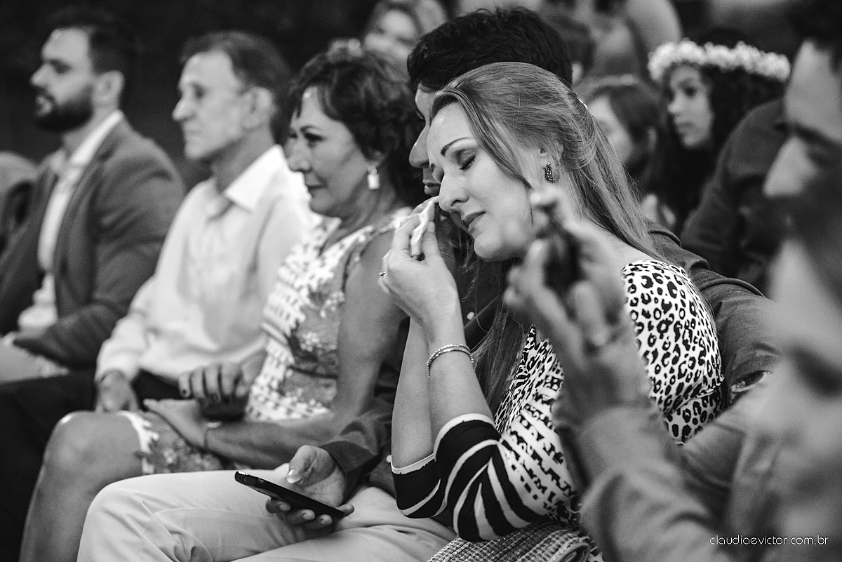 Lindo casamento realizado de dia num sítio com primeiro beijo vestido de noiva e noivo e noiva com pulo na piscina realizado por fotógrafos de casamento de Vila Velha fotógrafos de casamento de Vitória fotógrafos de casamento de Serra espirito santo ES