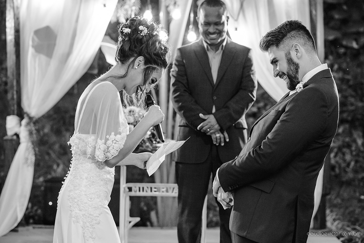 Lindo casamento realizado de dia num sítio com primeiro beijo vestido de noiva e noivo e noiva com pulo na piscina realizado por fotógrafos de casamento de Vila Velha fotógrafos de casamento de Vitória fotógrafos de casamento de Serra espirito santo ES