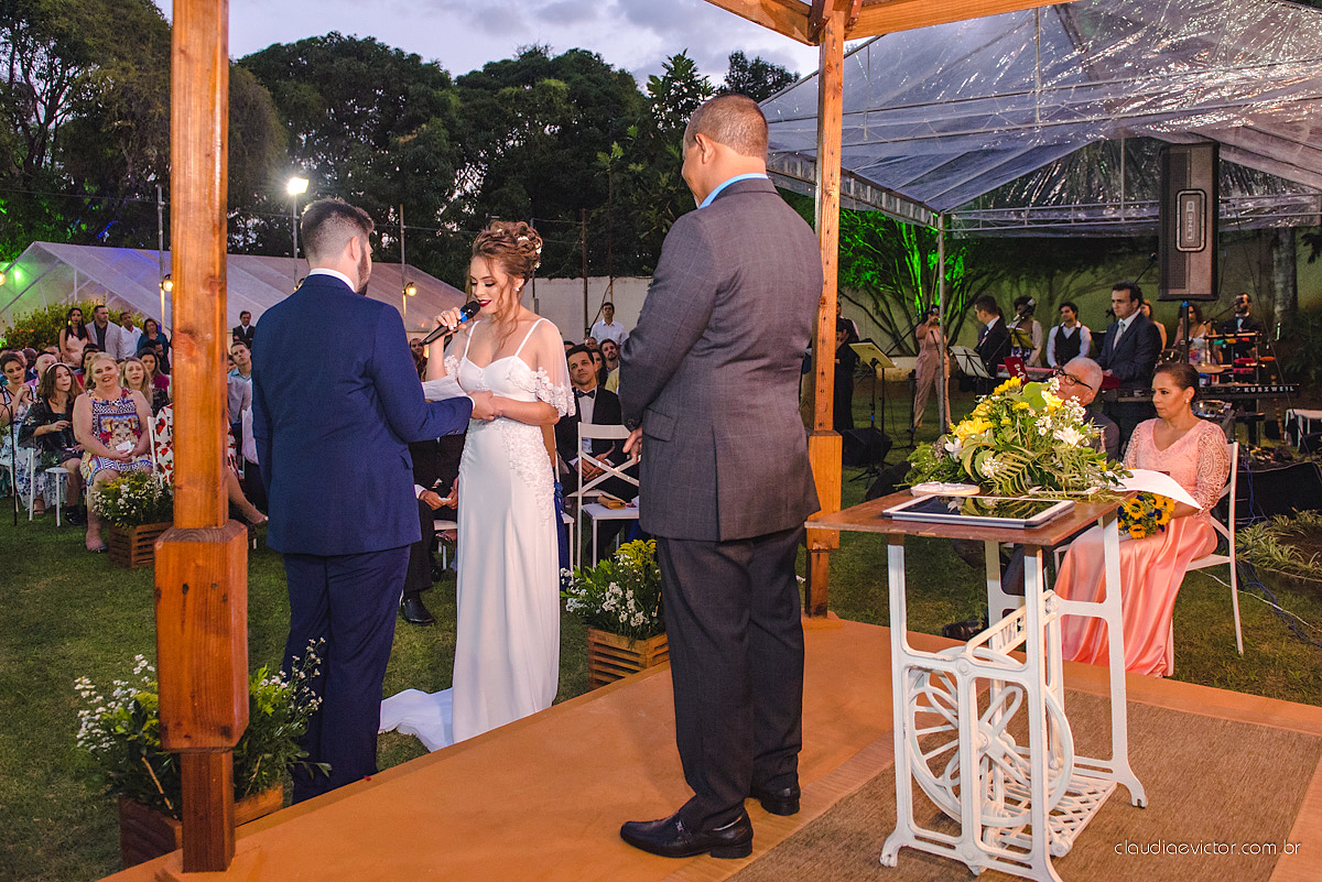 Lindo casamento realizado de dia num sítio com primeiro beijo vestido de noiva e noivo e noiva com pulo na piscina realizado por fotógrafos de casamento de Vila Velha fotógrafos de casamento de Vitória fotógrafos de casamento de Serra espirito santo ES