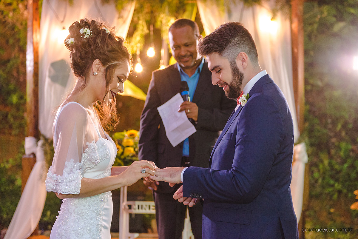 Lindo casamento realizado de dia num sítio com primeiro beijo vestido de noiva e noivo e noiva com pulo na piscina realizado por fotógrafos de casamento de Vila Velha fotógrafos de casamento de Vitória fotógrafos de casamento de Serra espirito santo ES
