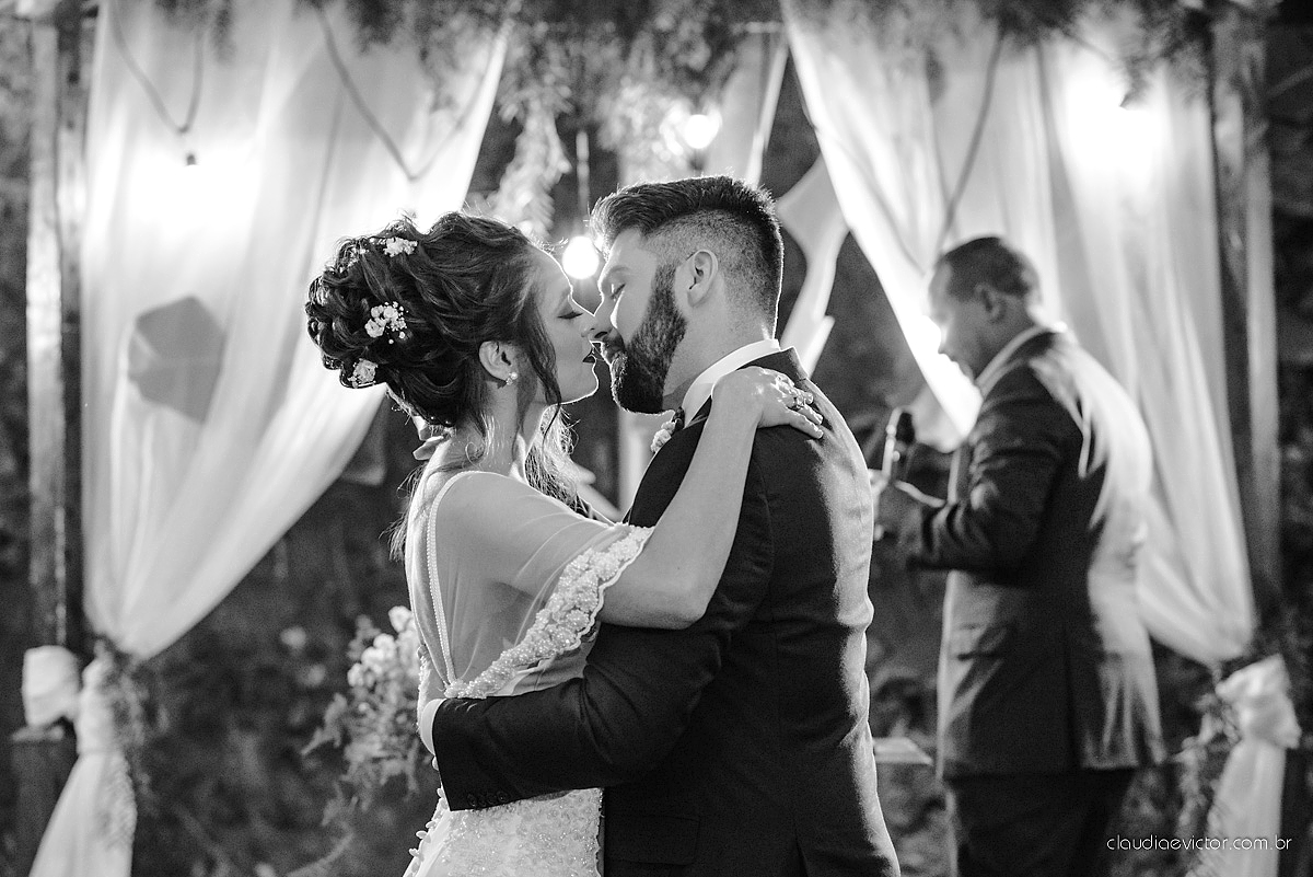 Lindo casamento realizado de dia num sítio com primeiro beijo vestido de noiva e noivo e noiva com pulo na piscina realizado por fotógrafos de casamento de Vila Velha fotógrafos de casamento de Vitória fotógrafos de casamento de Serra espirito santo ES