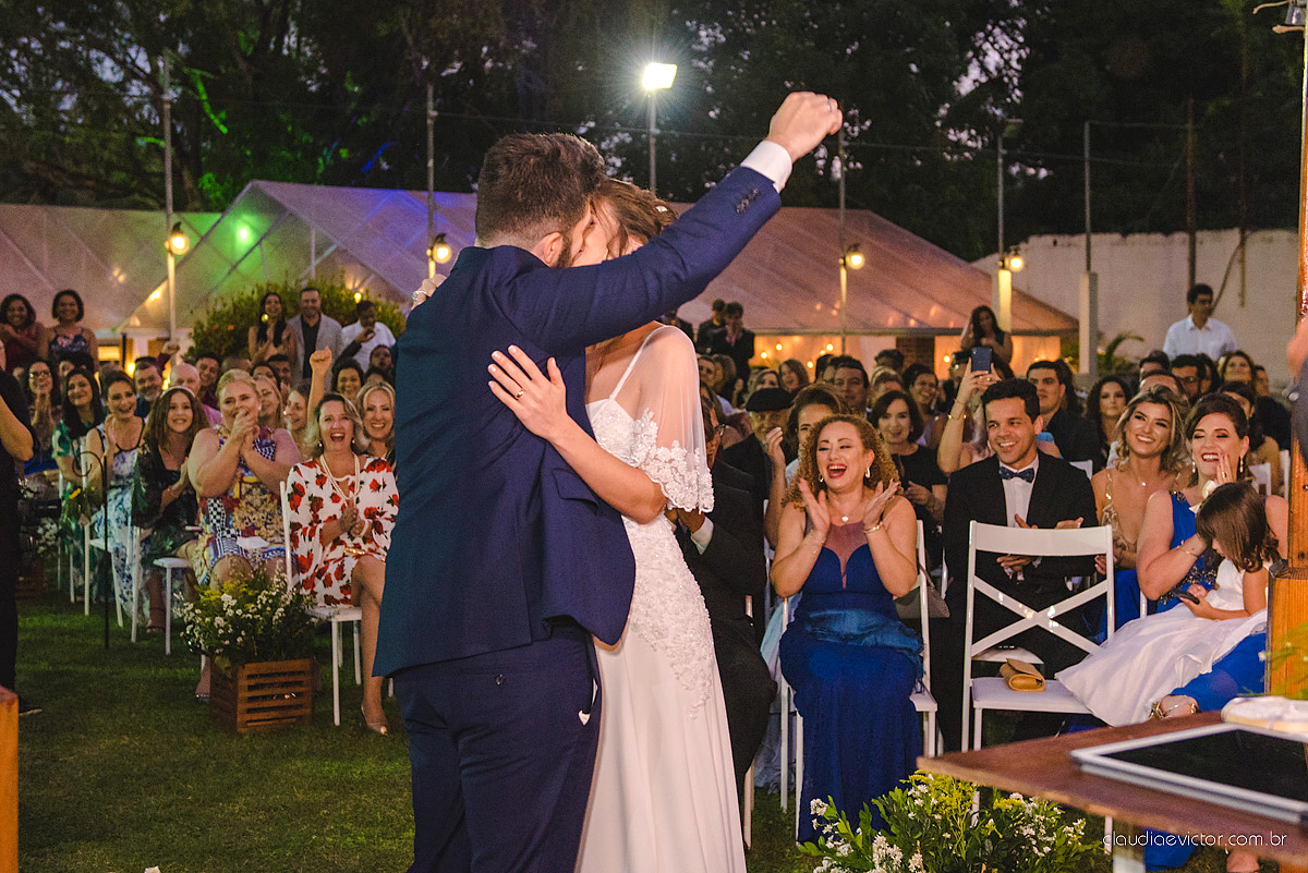 Lindo casamento realizado de dia num sítio com primeiro beijo vestido de noiva e noivo e noiva com pulo na piscina realizado por fotógrafos de casamento de Vila Velha fotógrafos de casamento de Vitória fotógrafos de casamento de Serra espirito santo ES  