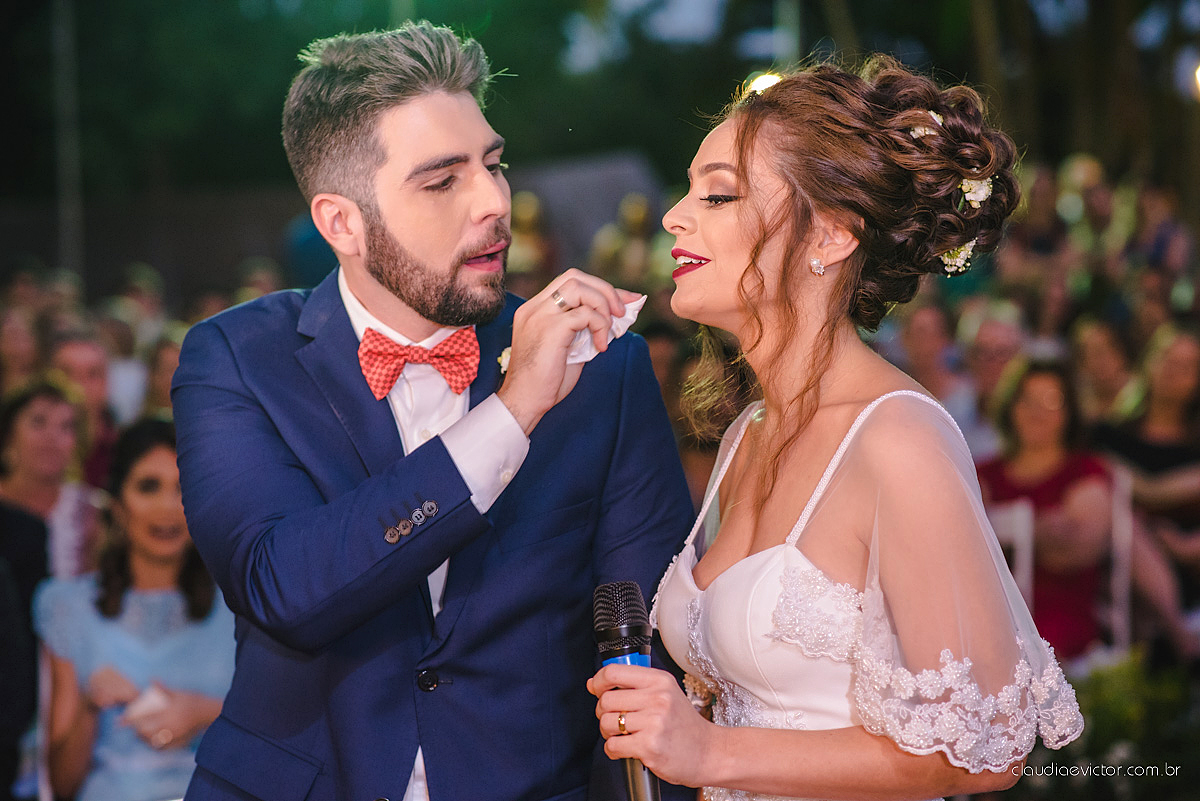 Lindo casamento realizado de dia num sítio com primeiro beijo vestido de noiva e noivo e noiva com pulo na piscina realizado por fotógrafos de casamento de Vila Velha fotógrafos de casamento de Vitória fotógrafos de casamento de Serra espirito santo ES