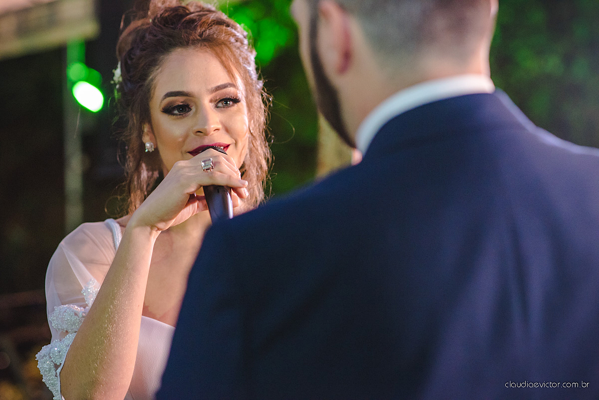 Lindo casamento realizado de dia num sítio com primeiro beijo vestido de noiva e noivo e noiva com pulo na piscina realizado por fotógrafos de casamento de Vila Velha fotógrafos de casamento de Vitória fotógrafos de casamento de Serra espirito santo ES