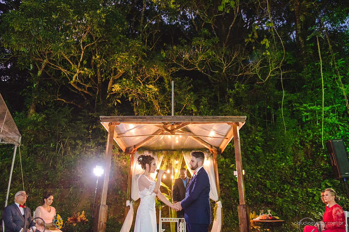 Lindo casamento realizado de dia num sítio com primeiro beijo vestido de noiva e noivo e noiva com pulo na piscina realizado por fotógrafos de casamento de Vila Velha fotógrafos de casamento de Vitória fotógrafos de casamento de Serra espirito santo ES