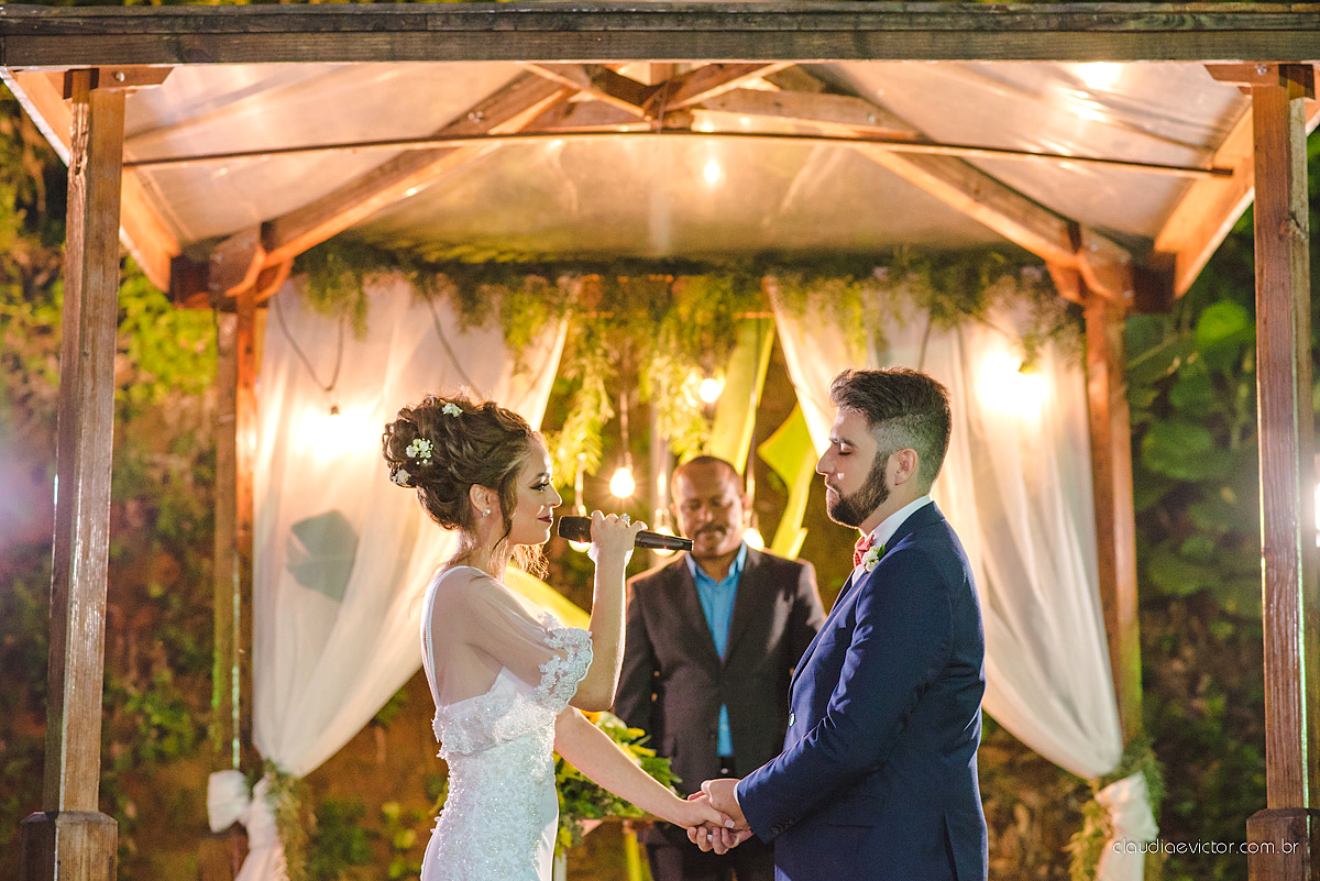 Lindo casamento realizado de dia num sítio com primeiro beijo vestido de noiva e noivo e noiva com pulo na piscina realizado por fotógrafos de casamento de Vila Velha fotógrafos de casamento de Vitória fotógrafos de casamento de Serra espirito santo ES