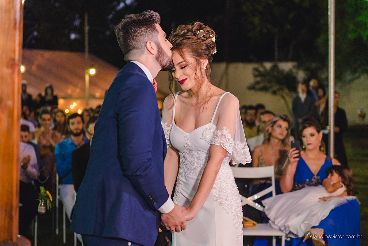 Lindo casamento realizado de dia num sítio com primeiro beijo vestido de noiva e noivo e noiva com pulo na piscina realizado por fotógrafos de casamento de Vila Velha fotógrafos de casamento de Vitória fotógrafos de casamento de Serra espirito santo ES