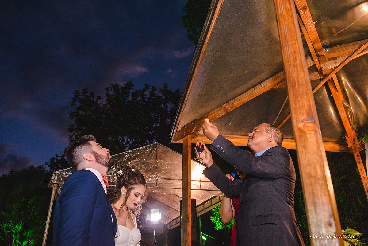 Lindo casamento realizado de dia num sítio com primeiro beijo vestido de noiva e noivo e noiva com pulo na piscina realizado por fotógrafos de casamento de Vila Velha fotógrafos de casamento de Vitória fotógrafos de casamento de Serra espirito santo ES