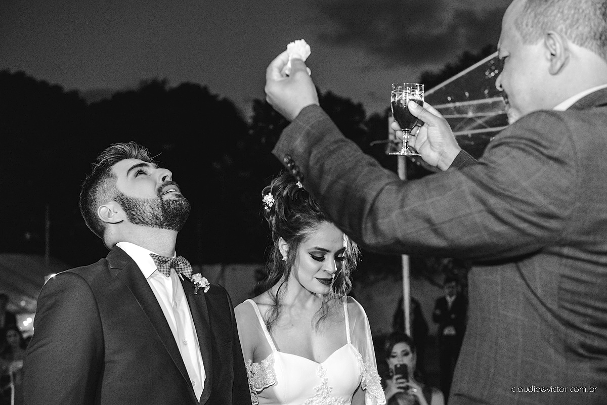 Lindo casamento realizado de dia num sítio com primeiro beijo vestido de noiva e noivo e noiva com pulo na piscina realizado por fotógrafos de casamento de Vila Velha fotógrafos de casamento de Vitória fotógrafos de casamento de Serra espirito santo ES