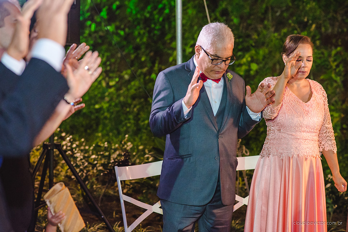 Lindo casamento realizado de dia num sítio com primeiro beijo vestido de noiva e noivo e noiva com pulo na piscina realizado por fotógrafos de casamento de Vila Velha fotógrafos de casamento de Vitória fotógrafos de casamento de Serra espirito santo ES