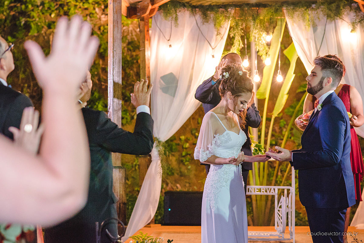 Lindo casamento realizado de dia num sítio com primeiro beijo vestido de noiva e noivo e noiva com pulo na piscina realizado por fotógrafos de casamento de Vila Velha fotógrafos de casamento de Vitória fotógrafos de casamento de Serra espirito santo ES