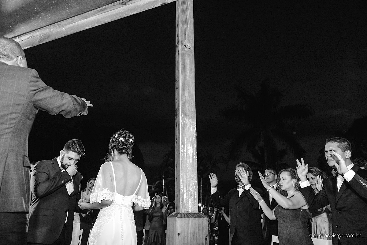 Lindo casamento realizado de dia num sítio com primeiro beijo vestido de noiva e noivo e noiva com pulo na piscina realizado por fotógrafos de casamento de Vila Velha fotógrafos de casamento de Vitória fotógrafos de casamento de Serra espirito santo ES